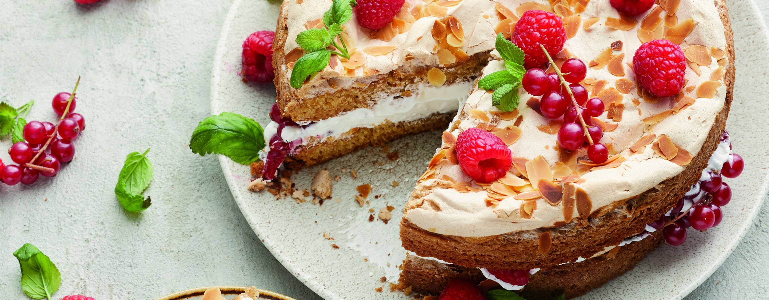 Vegansk tårta med hallon och röda vinbär