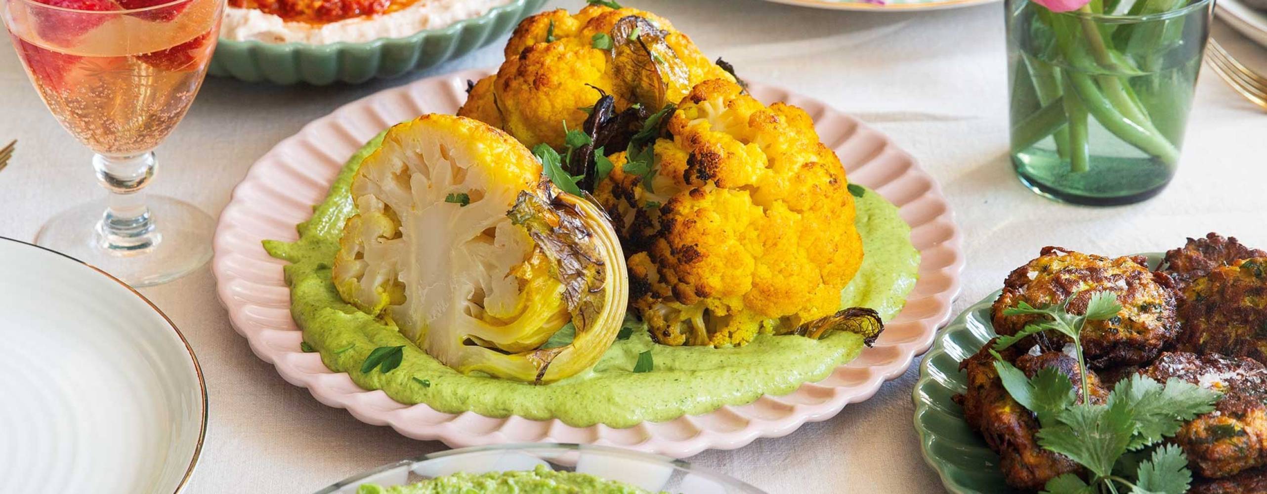 Ett växtbaserat buffébord fullt med rätter i olika färger