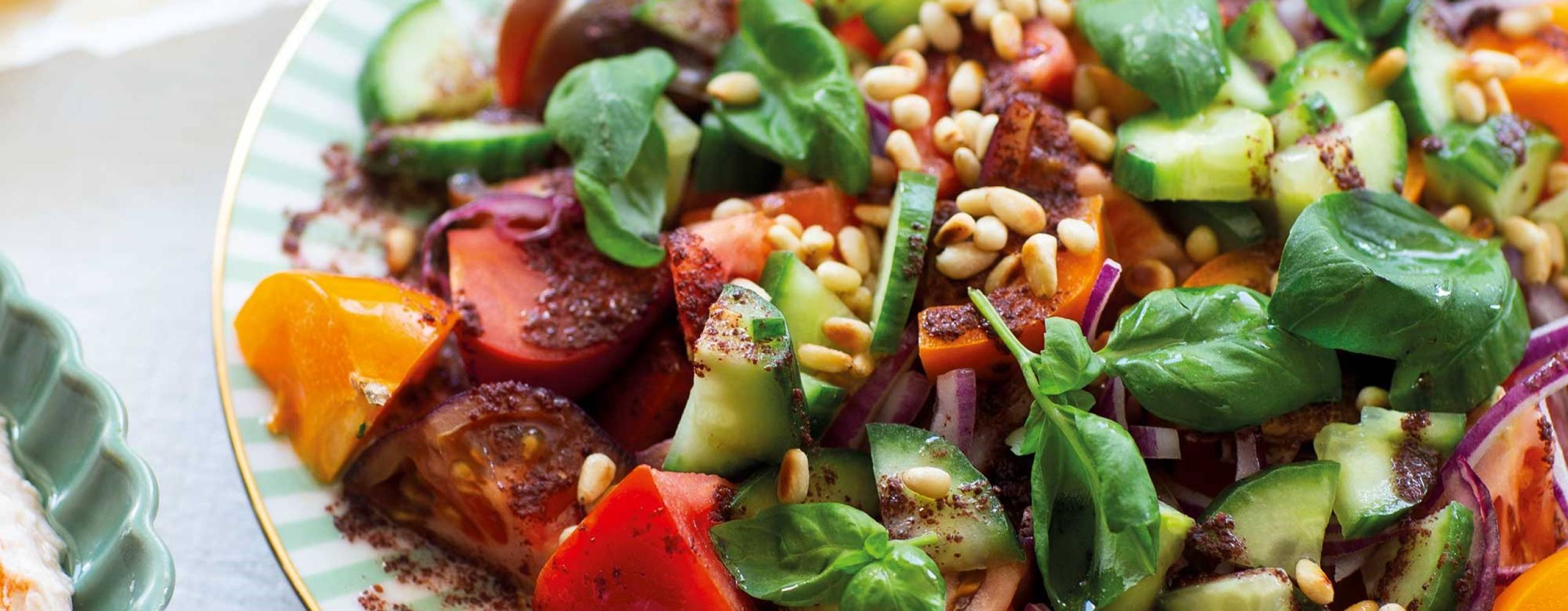 Tomatsallad med sumak på en vit tallrik