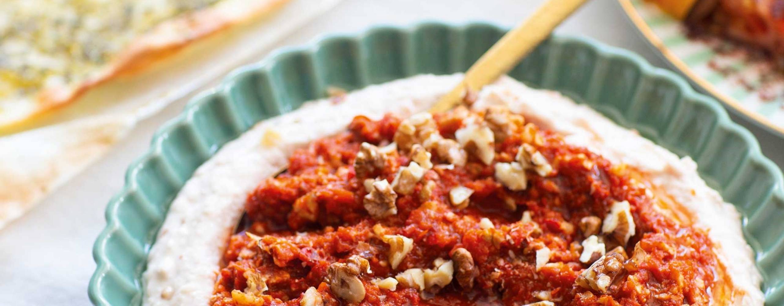 Vit bönröra med enkel muhammara i en djuptallrik