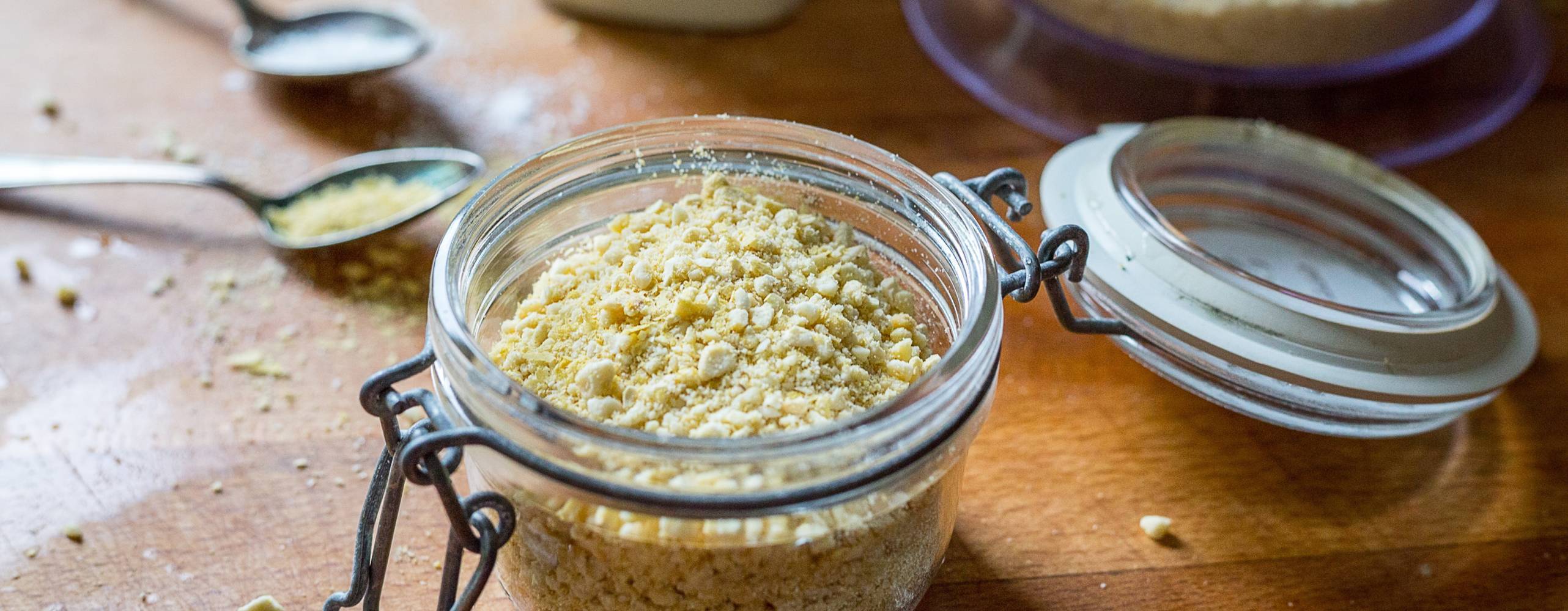 Vegansk parmasean på cashewnötter och näringsjäst i en glasburk