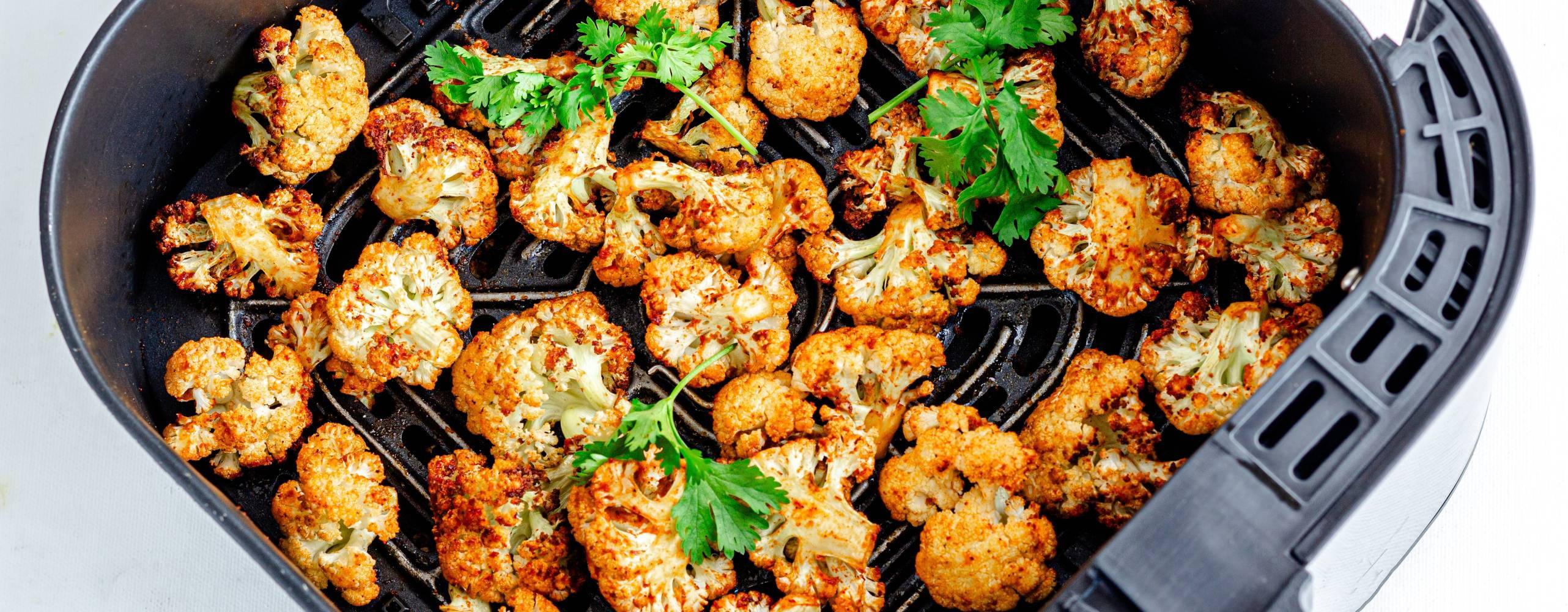 En airfryer med blomkål i