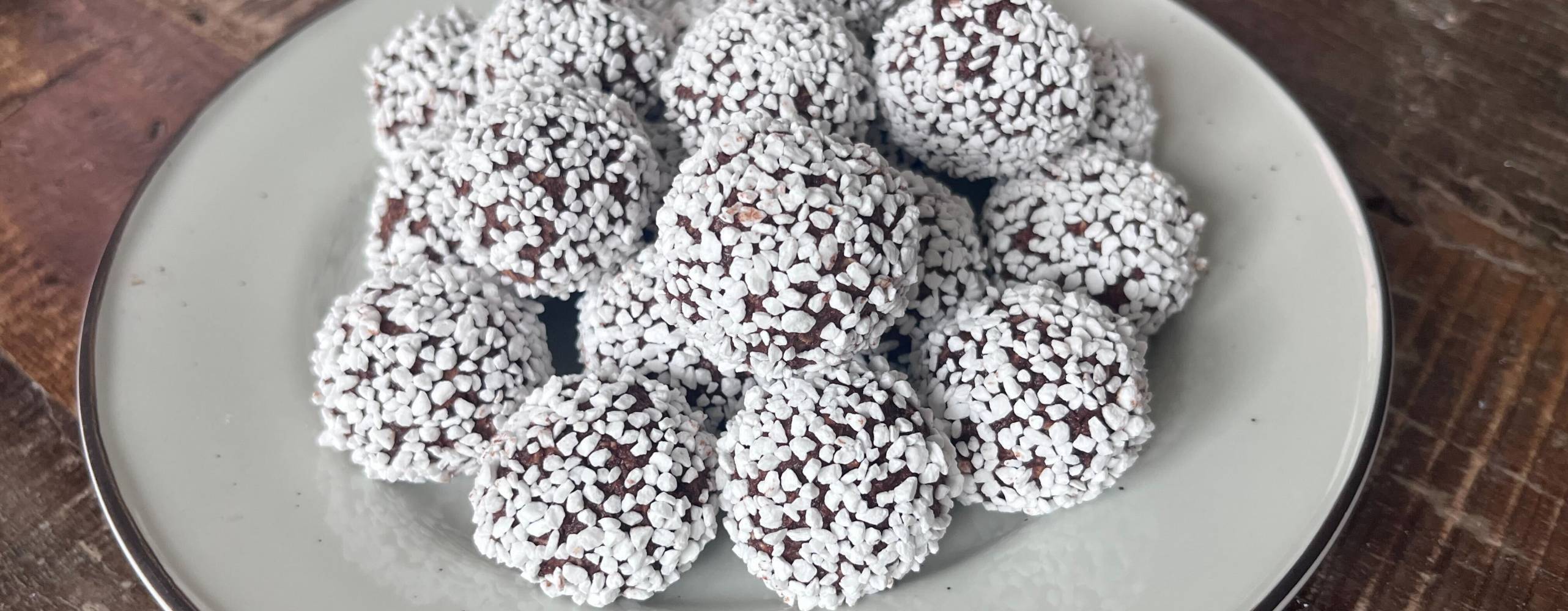 Chokladbollar på ett fat