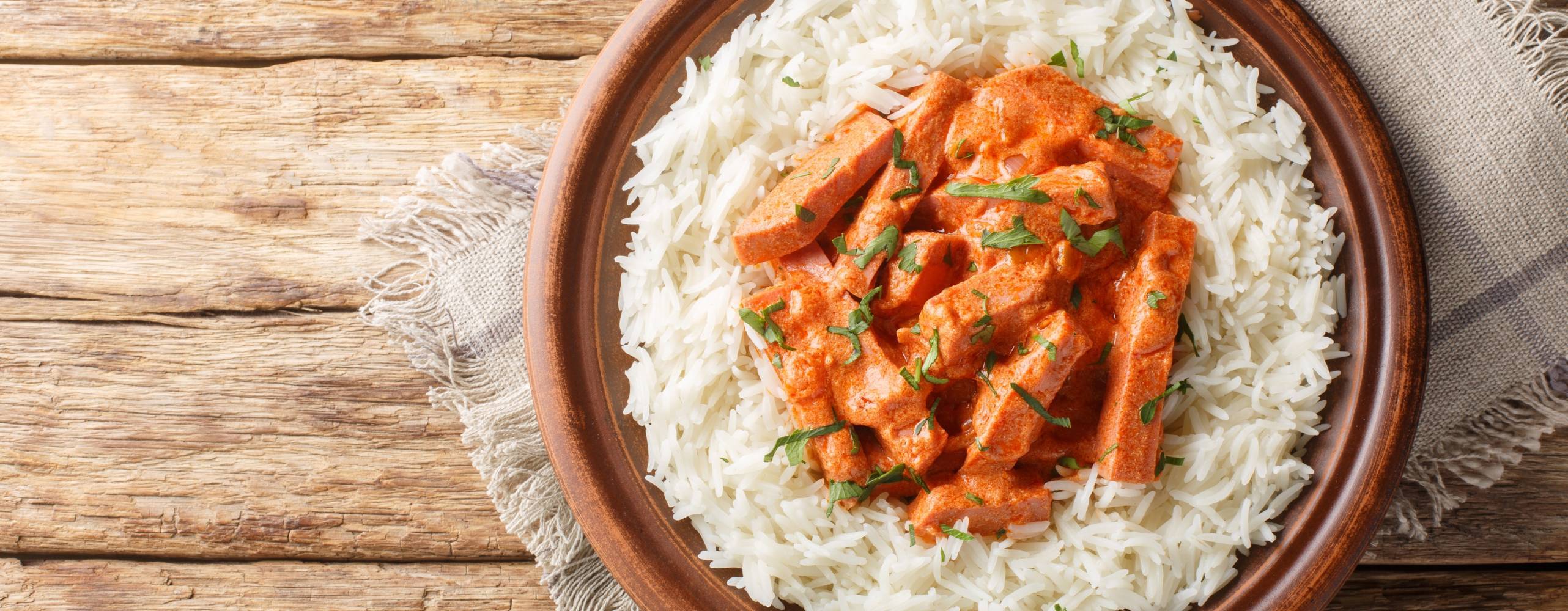 Vegansk korvstroganoff på ris, bild tagen uppifrån.