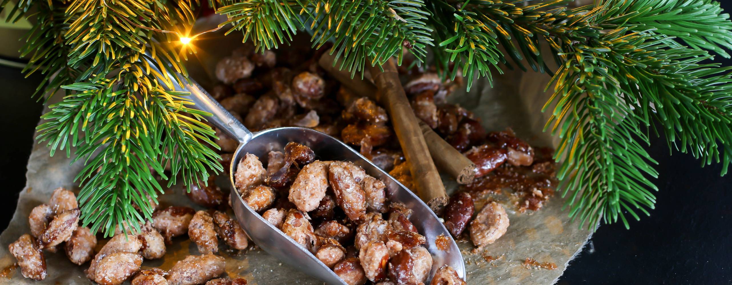 Brända mandlar under en gran