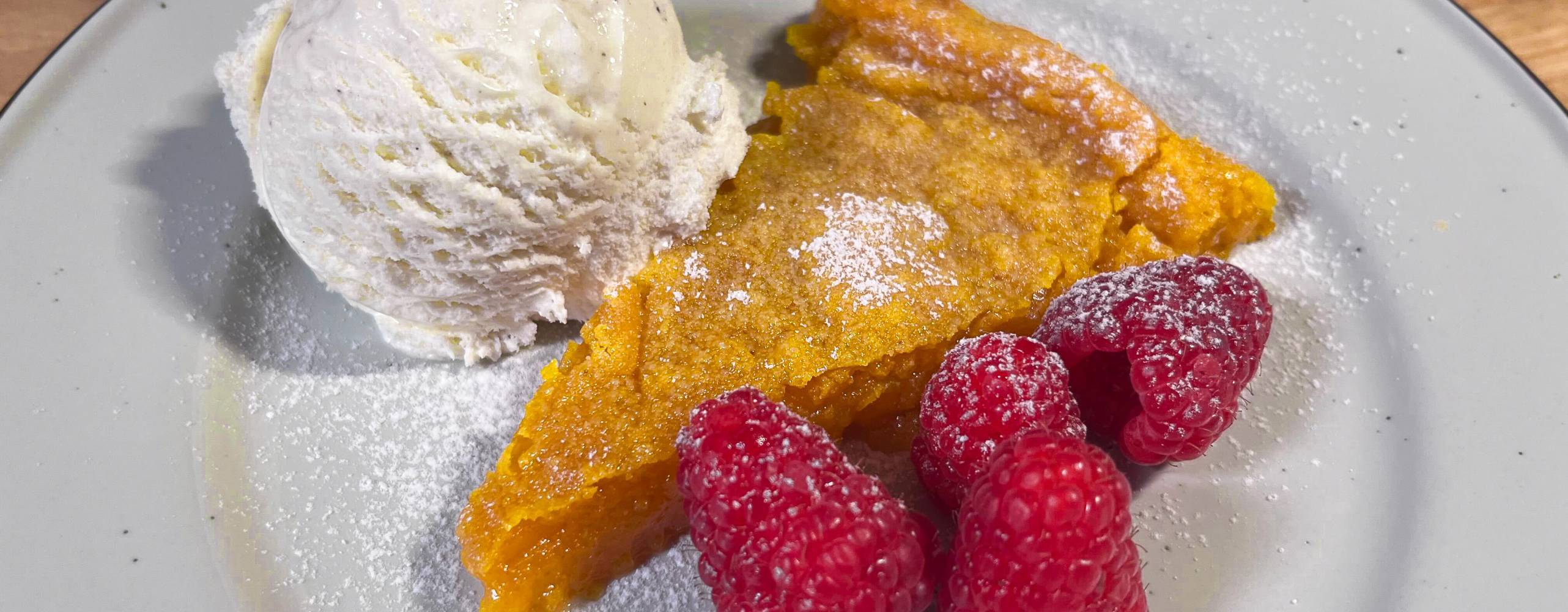 Vegansk kladdkaka med vegansk vaniljglass och hallonF