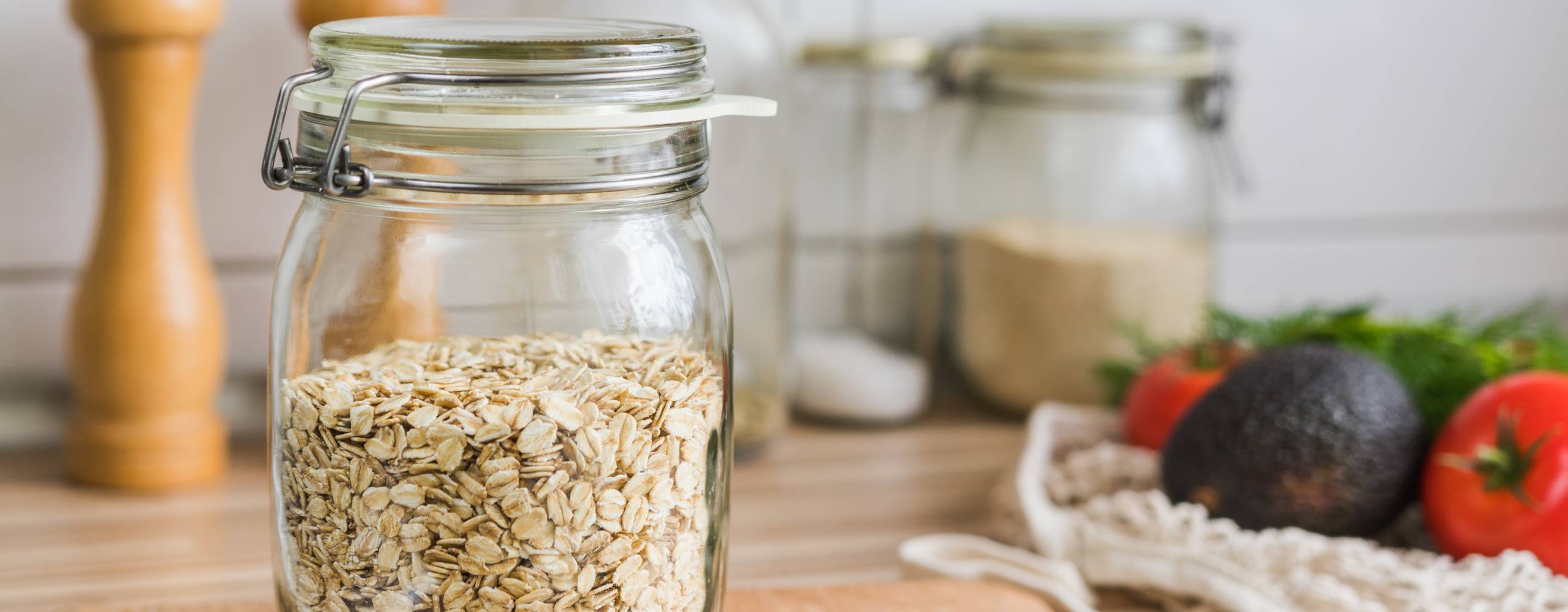 Havregryn i en burk på en köksbänk
