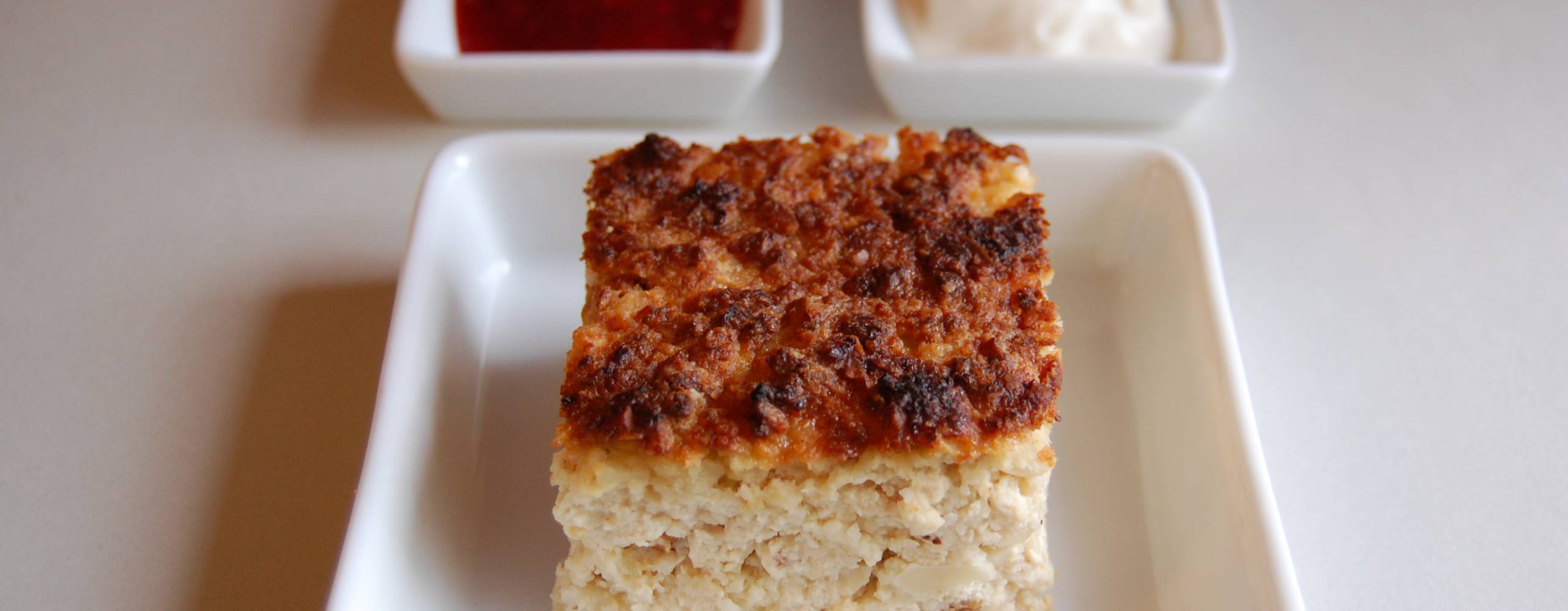 Tre vita fat, ett med ostkaka, ett med grädde och ett med sylt.