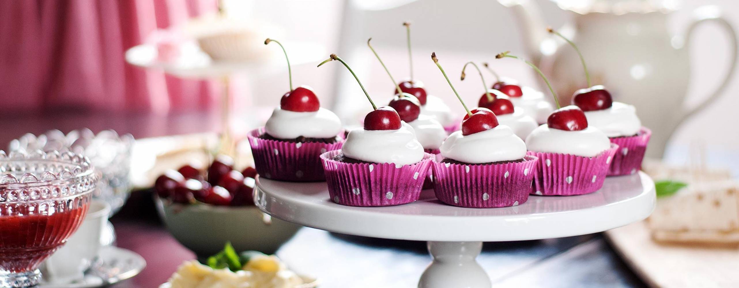 Veganska muffins på tårtfat