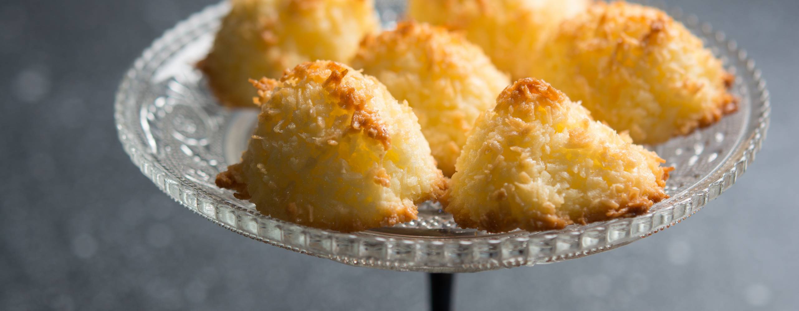 Kokostoppar på serveringsfat.