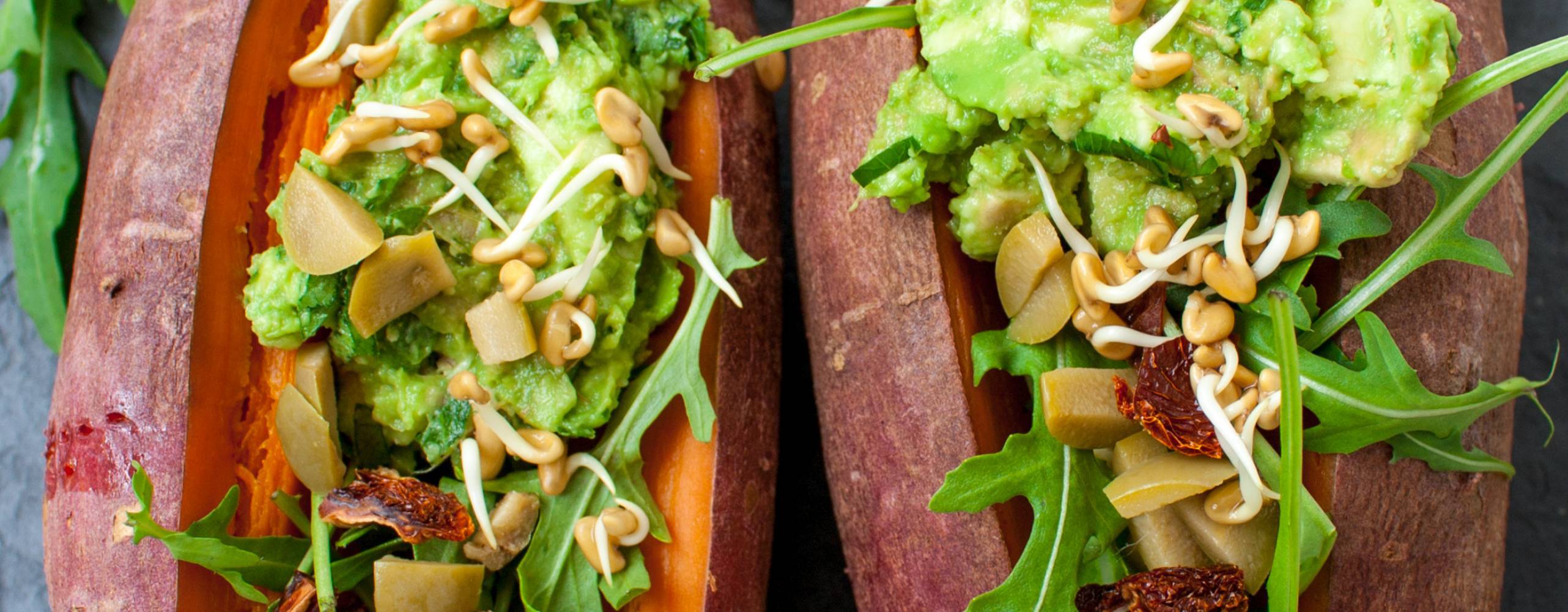 Bild på sötpotatis fylld med avokado röra